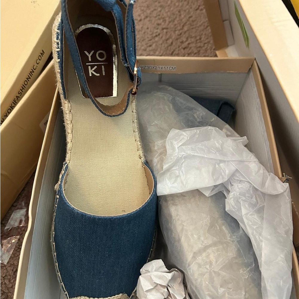 Shoes size 10 is blue jeans